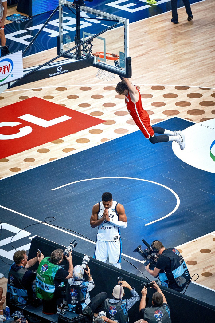 包含希腊男篮绝地反击国王，米切尔绝境逆转的词条