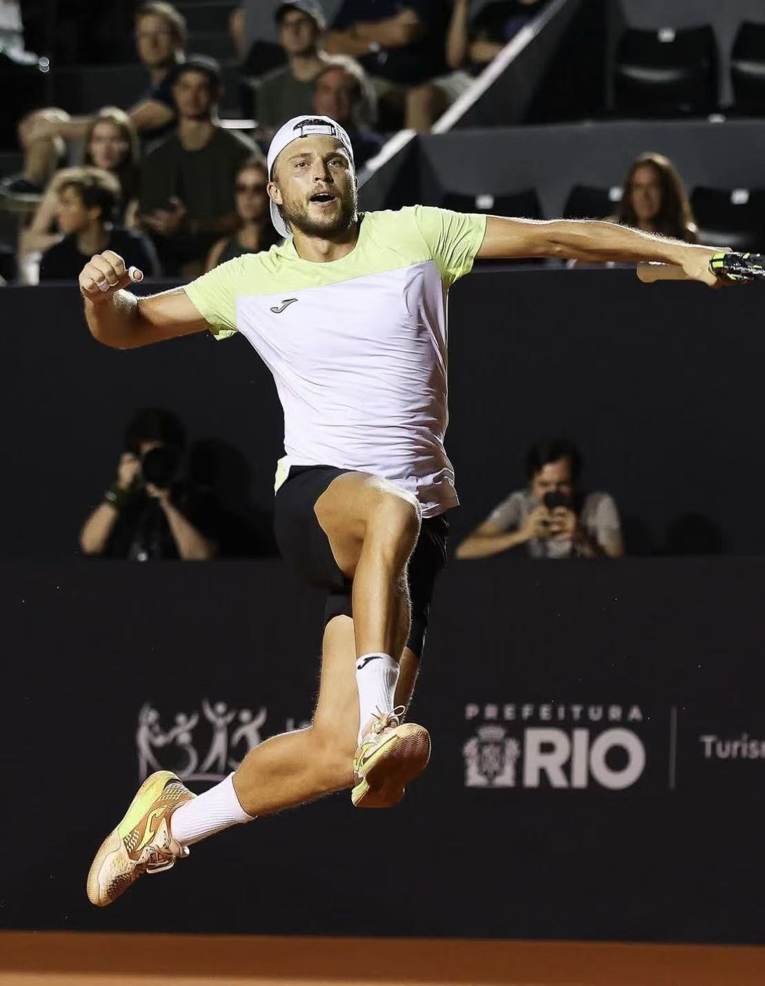 包含英国网球队逆转世界网球队，克耶高斯三分雨点燃全场的词条