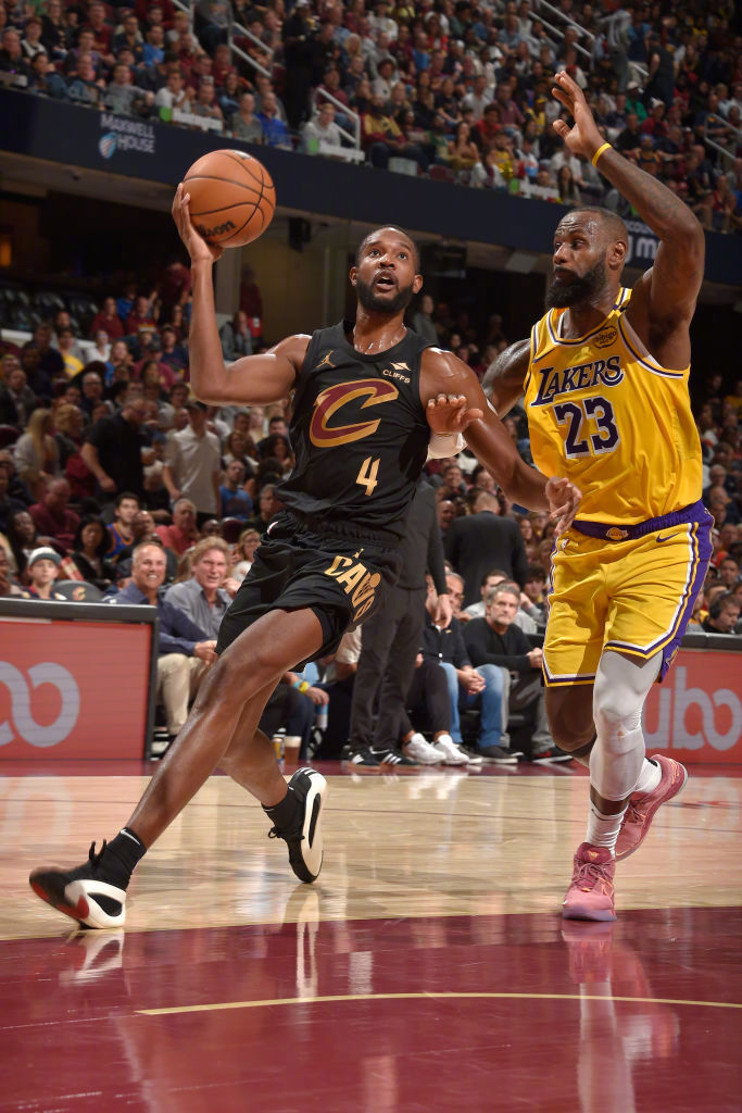 骑士轻取湖人，字母哥状态火热