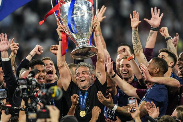 法国主场横扫乌拉圭，赢得掌声成就辉煌