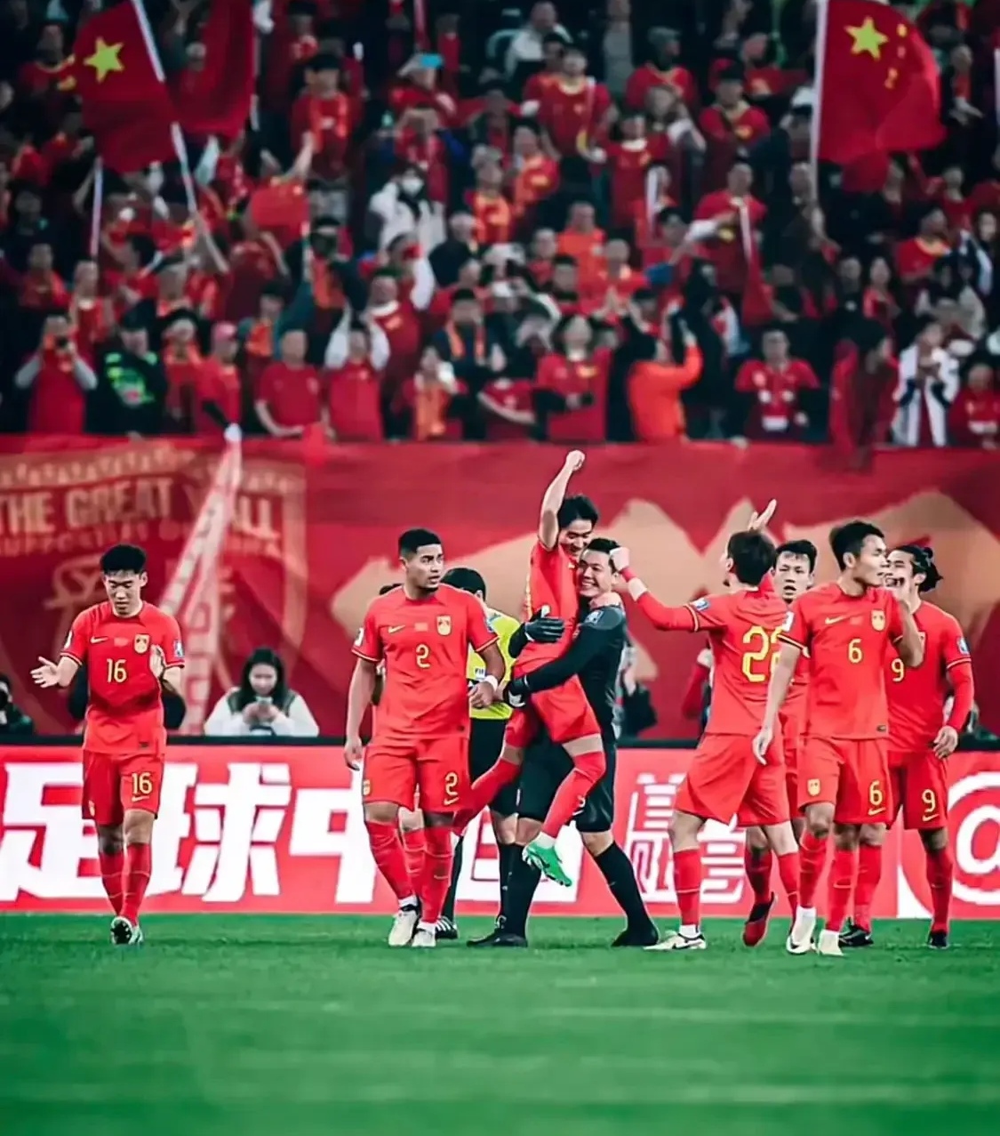 包含欧预赛大幕拉开，场上各队展现实力拼搏态度的词条