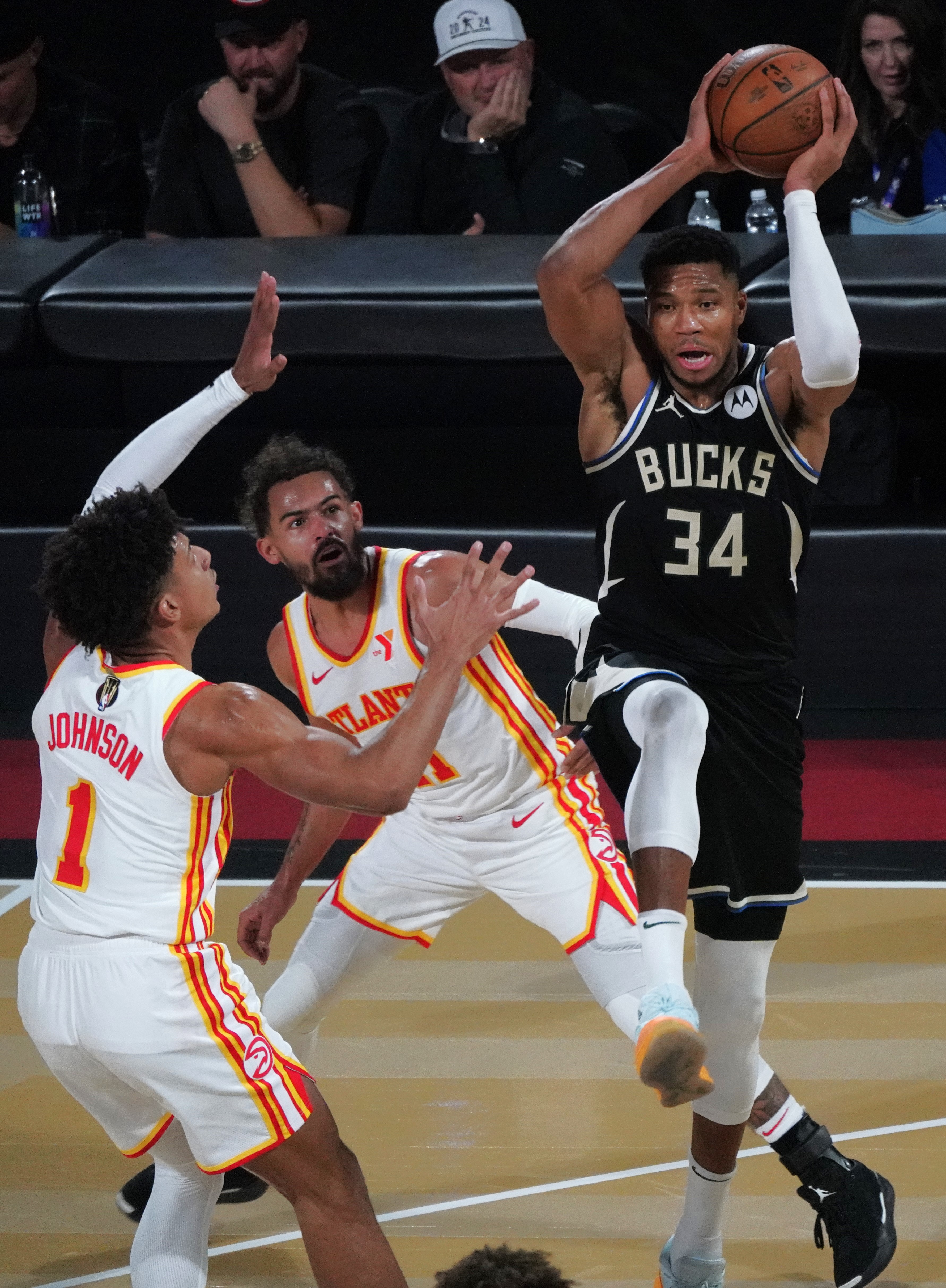 雄鹿客场惨败骑士，遭遇败仗