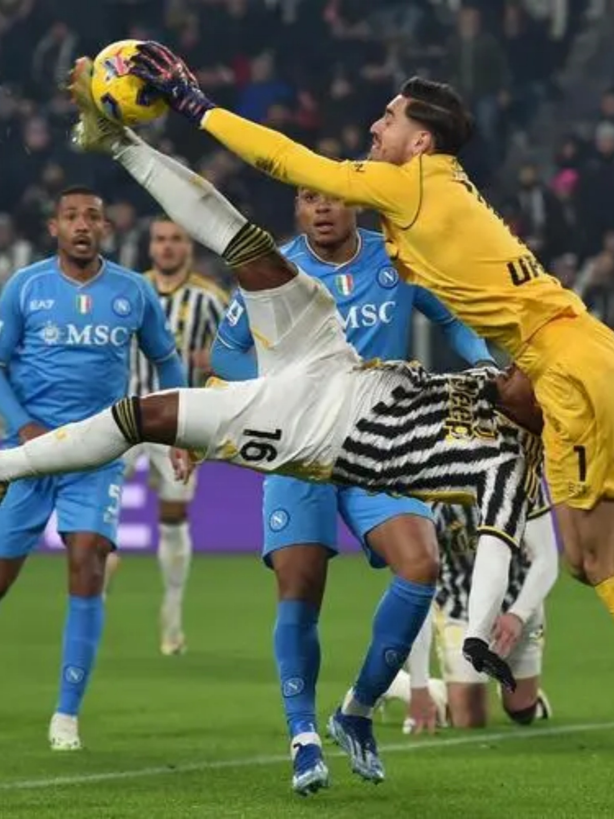 包含罗马主帅受赛风波困扰，球队整体战绩不佳的词条