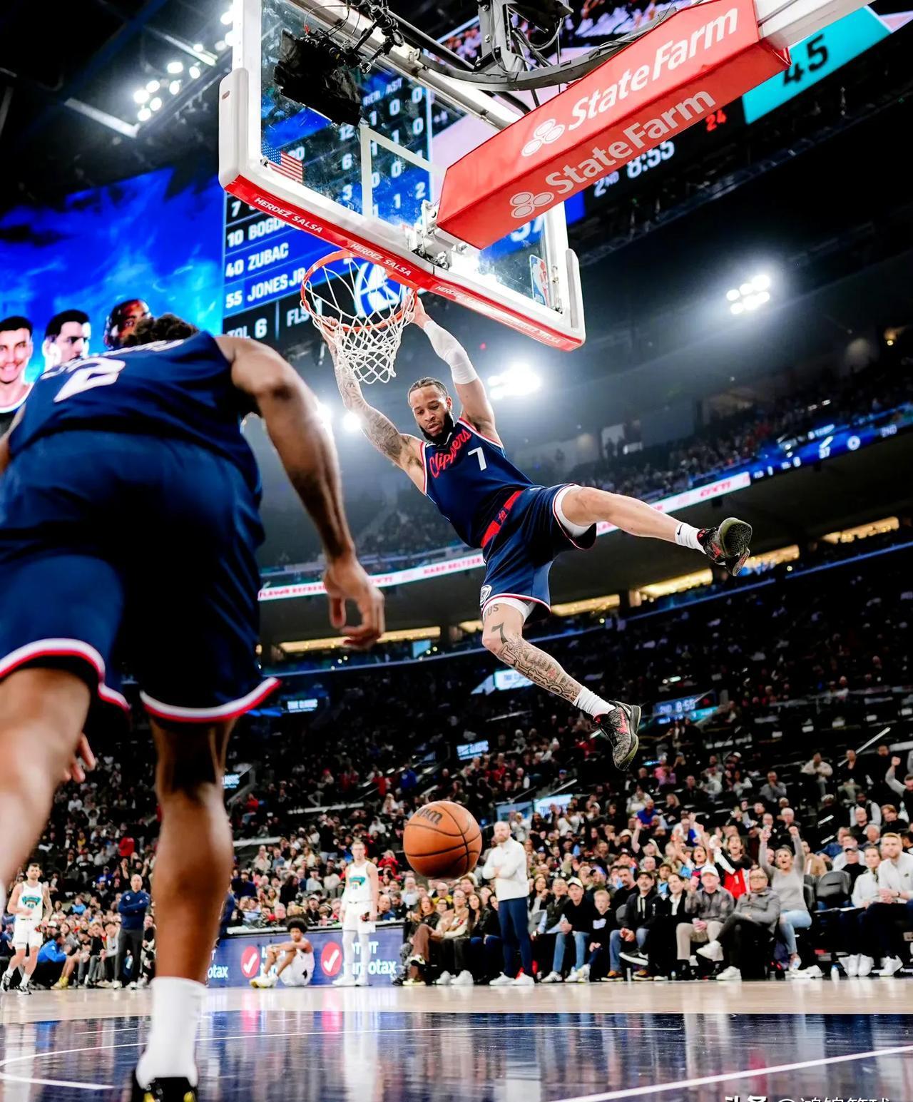 关于火箭胜老鹰，哈登三分球收获手感状态回升的信息