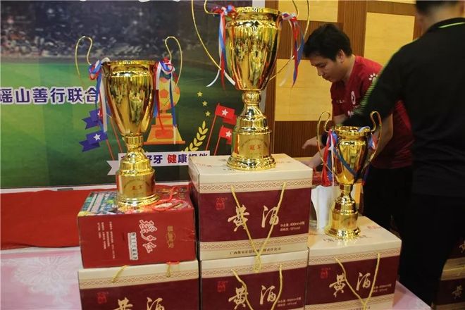 黄队在比赛中脱颖而出，夺得胜利