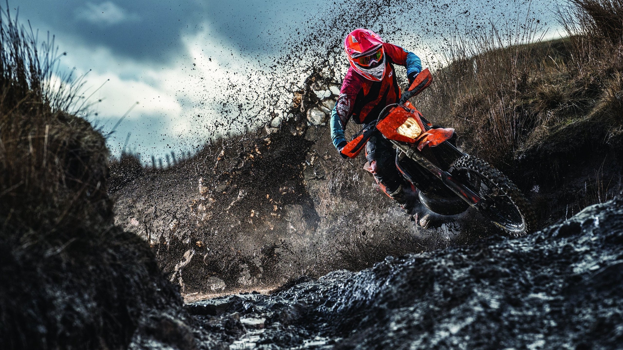 赛道上的绝对统治,塞恩斯驾驭迈凯伦完胜红牛二队,演绎大师级表现