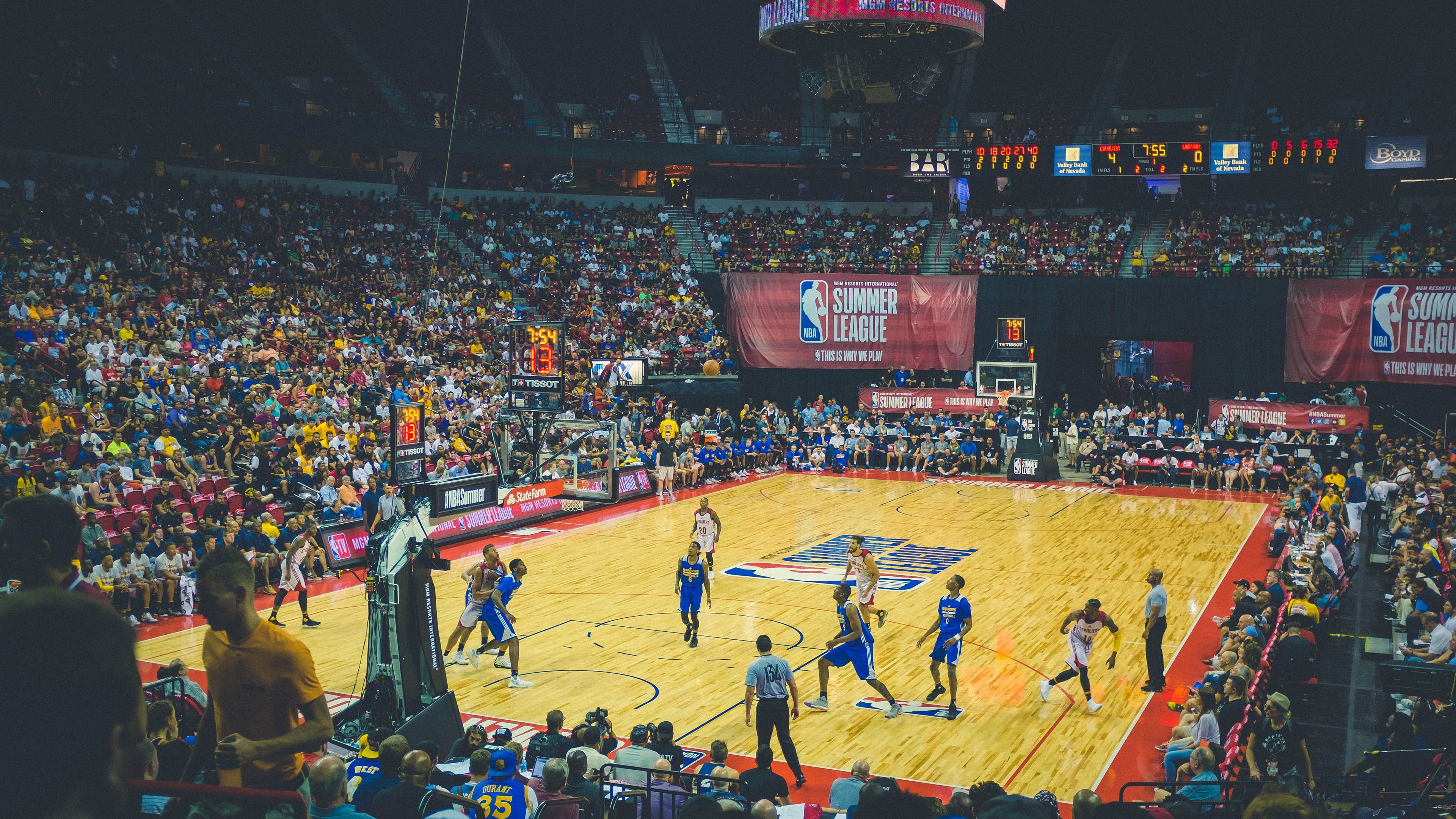 街道狂飙与球场争锋，F1焦点战与广东男篮的稳稳胜利